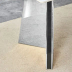 Mesa de comedor de piedra sinterizada blanca con patas color plateado