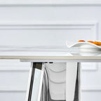 Mesa de comedor de piedra sinterizada blanca con patas color plateado