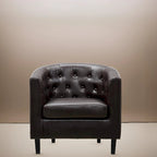 Sillón decorativo tipo barril de piel sintética con capitonado de botones