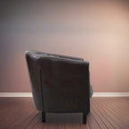 Sillón decorativo tipo barril de piel sintética con capitonado de botones