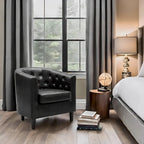 Sillón decorativo tipo barril de piel sintética con capitonado de botones