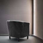 Sillón decorativo tipo barril de piel sintética con capitonado de botones