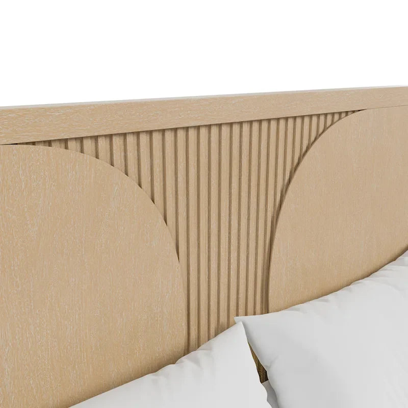 Letto a pannelli in legno di rubberwood con dettagli scanalati