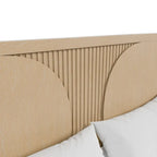 Letto a pannelli in legno di rubberwood con dettagli scanalati