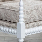 Poltrona in tessuto con struttura in legno