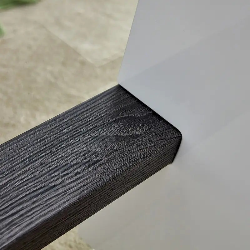 Tavolino da caffè con piano in vetro e supporti in MDF
