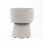 Silla de comedor tapizada gris claro con asiento acolchado
