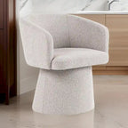 Silla de comedor tapizada gris claro con asiento acolchado