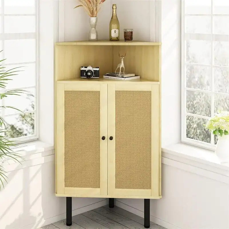 Meuble de rangement d’angle avec portes en rotin et étagères ouvertes