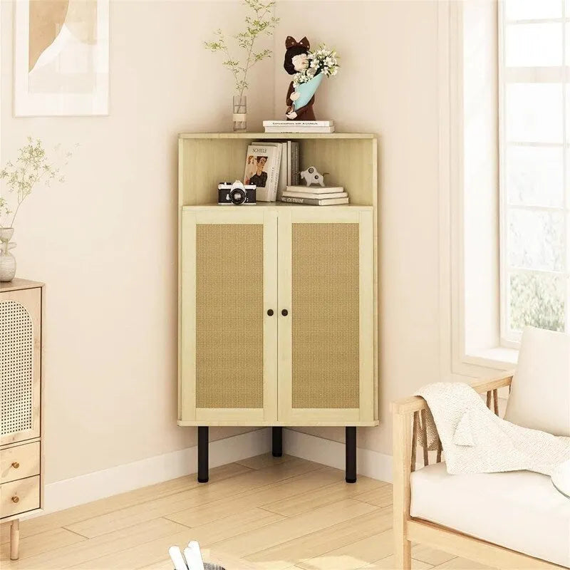 Eckschrank mit Rattantüren und offenen Regalfächern